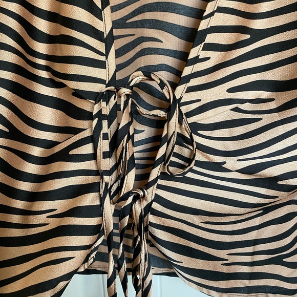 Trendy tiger print tie top from revolve! - Picture 3 of 4